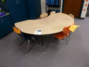 lot 123 image: Room 175 Kidney Table & Chairs