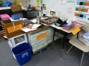 lot 129 image: Room 175 Teachers Desk Steel