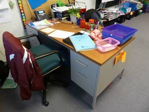 lot 147 image: Room 171 Teachers Desk Steel
