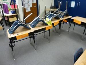 lot 173 image: Room 185 Student Desks x 7 & Chairs