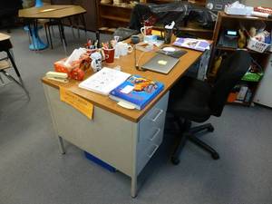 lot 194 image: Room 184 Teachers Desk Steel