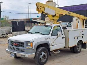 lot 2 image: 2001 GMC C3500HD 2-Door Bucket Truck