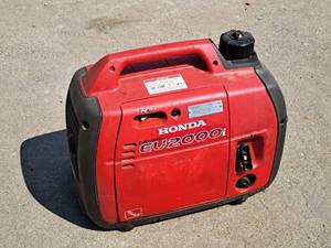 lot 15 image: Honda EU2000 2000W Portable Generator