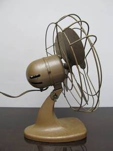 lot 30 image: Great Looking Vintage EA Laboratories Model 1260 Desk Fan