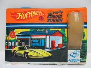 lot 34 image: Very Cool Vintage Mattel 1967 Pop Up Service Station