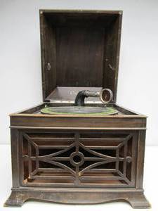 lot 36 image: Antique 1920s-30s CECILIAN Phonograph