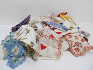 lot 112 image: Very Nice Estate Lot of Vintage Linens etc