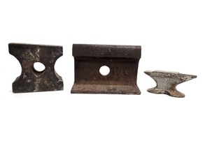 lot 93 image: Group of Vintage Small Anvils 