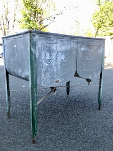 lot 7 image: Very Nice Vintage IDEAL Galvanized Double Wash Tub