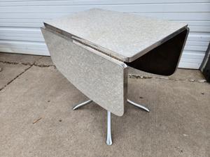 lot 177 image: Nice Mid Century Chrome Drop-Leaf Kitchen Table