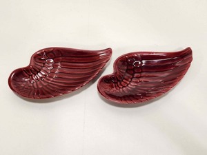 lot 303 image: Pair of 1950s RED WING Art Pottery Wing Trays