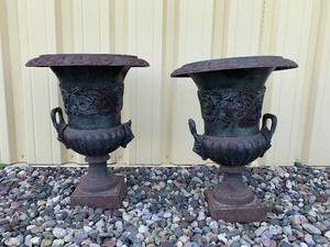 lot 164 image: Great set of Antique Cast Iron Garden Urns wLion Heads