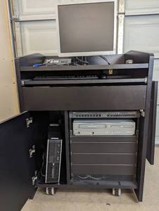 lot 11 image: Presentation Podium on Wheels With Equipment - Magnavox DV225MG9 DVD Player and 4 Head Hi-Fi Stereo VCR, Exetron Tuner & Switch, HP PC