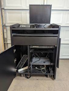 lot 15 image: Presentation Podium on Wheels With Equipment -  Exetron Tuner & Switch, HP PC