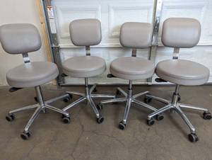 lot 20 image: Set of 4 Rolling Dr. Office Chairs - See Pictures