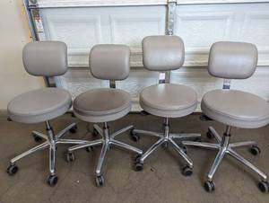 lot 21 image: Set of 4 Rolling Dr. Office Chairs - See Pictures