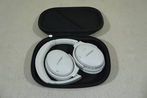 lot 2 image: Bose QuietComfort 45 Headphones