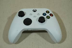 lot 21 image: Xbox Wireless Controller White