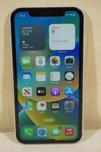 lot 122 image: Apple iPhone XR 64 GB White Verizon