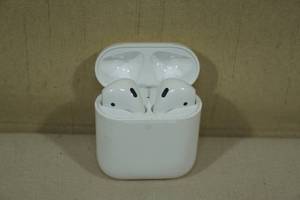 lot 133 image: Airpods 2nd Gen Lightning Case Earbuds