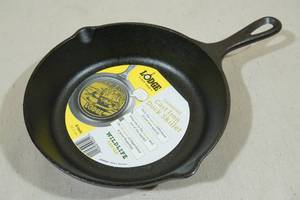 lot 152 image: Lodge 8 Seasoned Cast Iron Duck Skillet
