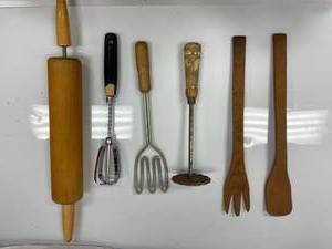 MISC VINTAGE KITCHEN BAKING PANS, E...
