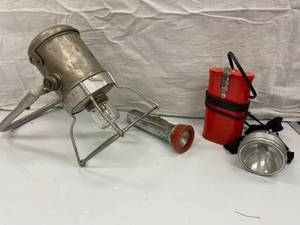 LOT OF VINTAGE FLASHLIGHTS...