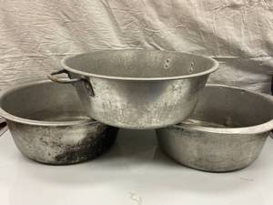 LOT OF VINTAGE TIN BOWLS...