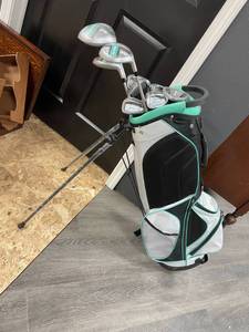 SET OF GIRLS GOLF CLUBS...