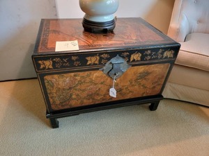Painted trunkend table.