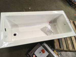 lot 26 image: White Bathtub Damaged  Customer Returns See Pictures
