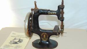 lot 1 image: Vintage Miniature Singer Sewing Machine No. 20