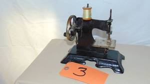lot 3 image: Vintage Miniature Sewing Machine No. 22692