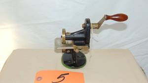 lot 5 image: Vintage Singer Hand Pinker 1930s