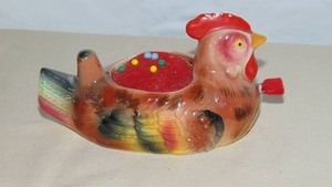 lot 6 image: Enesco Lusterware Red Velvet Ceramic Hen Pushpin Holder With Tape Measure