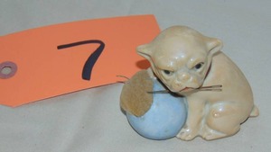 lot 7 image: Lusterware Ceramic Dog Pin Cushion