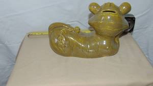 lot 32 image: Holland Mold Ceramic Cat Bank