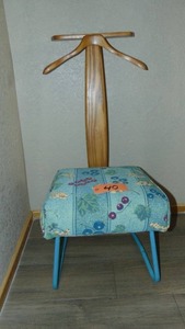 lot 40 image: Updated - Mid-Century Butler Chair