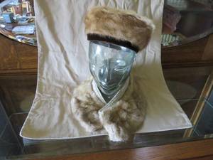 lot 85 image: Mink Fur Hat And Collar