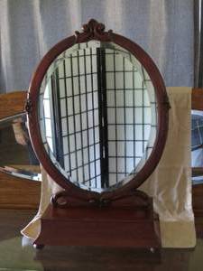 lot 49 image: Antique Mahogany Dressing Table Mirror with Side Open Drawer
