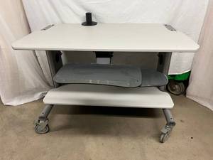 lot 28 image: Mobile Computer Desk with Easy Keyboard Access