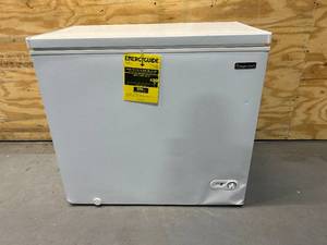 lot 31 image: MAGIC CHEF 7.0 cu. ft. Chest Freezer in White