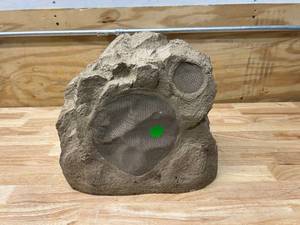 lot 92 image: NILES Outdoor Speaker