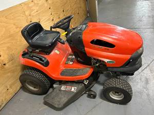 lot 100 image: SCOTTS Riding Lawn Mower (Manufactured by John Deere)