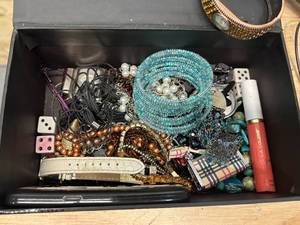 lot 127 image: Lot of Jewelry and Various Items
