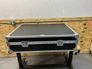 lot 13 image: Road Case on Wheels