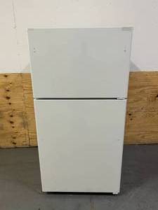 lot 4 image: GE Refrigerator (GTS22KGNCRWW)