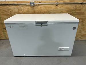 lot 9 image: WHIRLPOOL 16-cu ft Convertible Chest Freezer to Refrigerator with Baskets - White