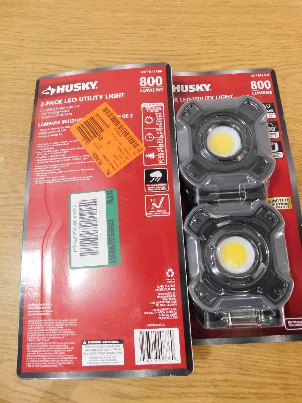 Husky 800 Lumen LED Utility Lights 2 Modes with Magnetic Handle