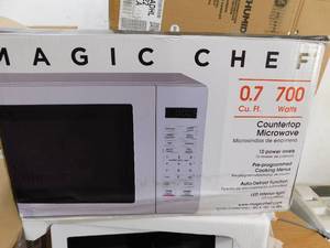 lot 82 image: Magic Chef 0.7 cu. ft. 700-Watt Countertop Microwave in White